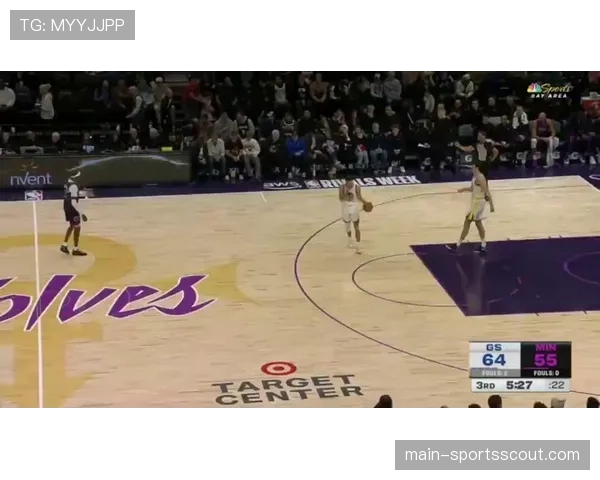 勇士队训练课重点演练侧翼无球切入与弱侧传导战术。