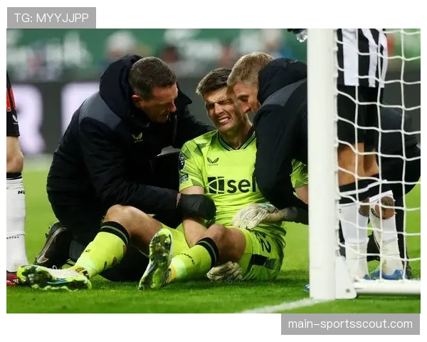 特写:门将波普神扑后激动捶地,鼓舞后防队友 特写:门将波普神扑后激动捶地,鼓舞后防队友